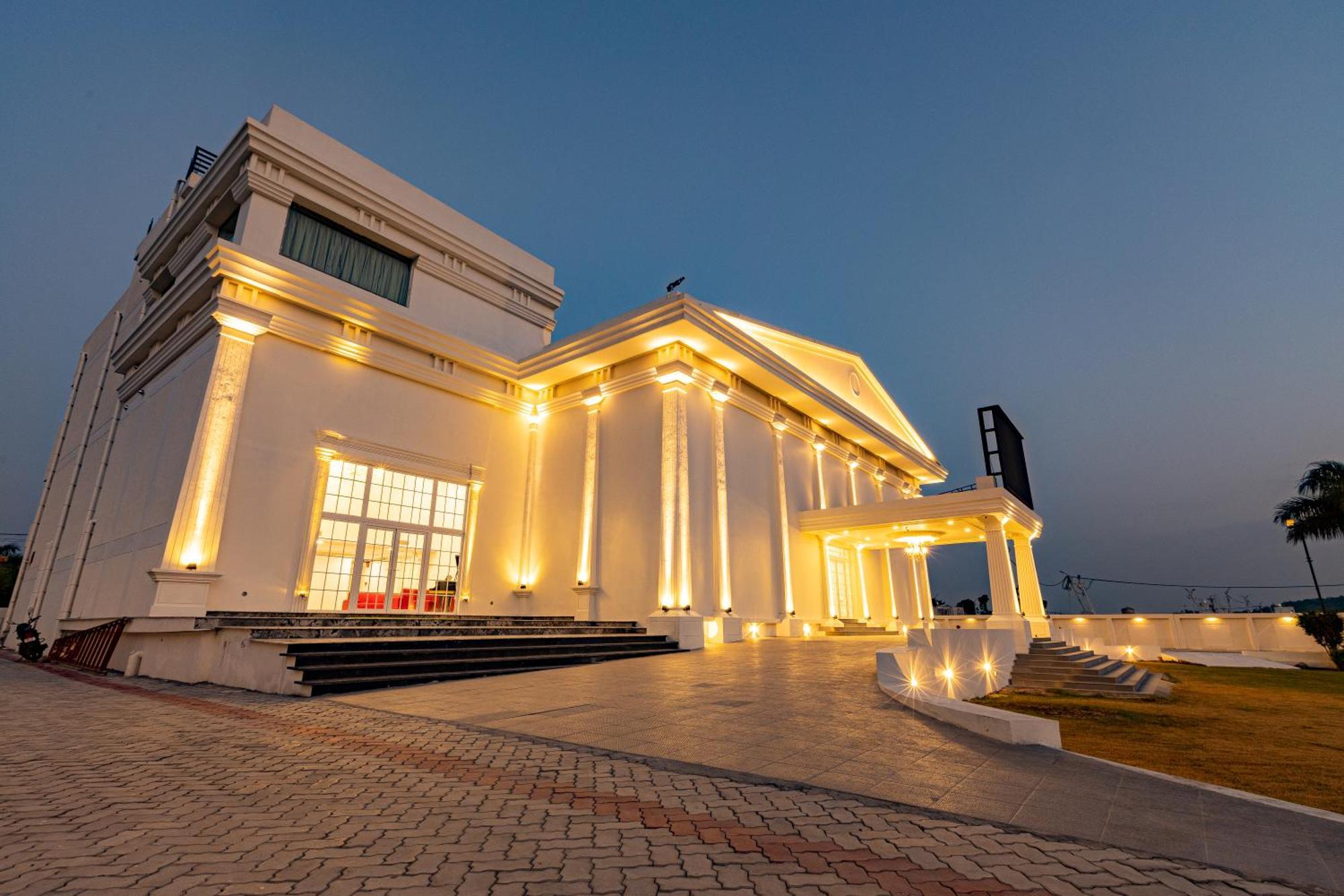 The Grand Monarch Hotel, Ujjain Exterior photo